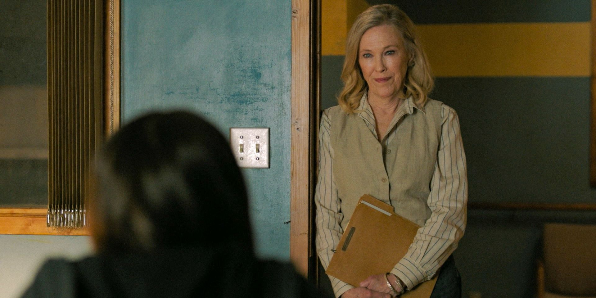  Gail (Catherine O'Hara), thérapeute de la communauté