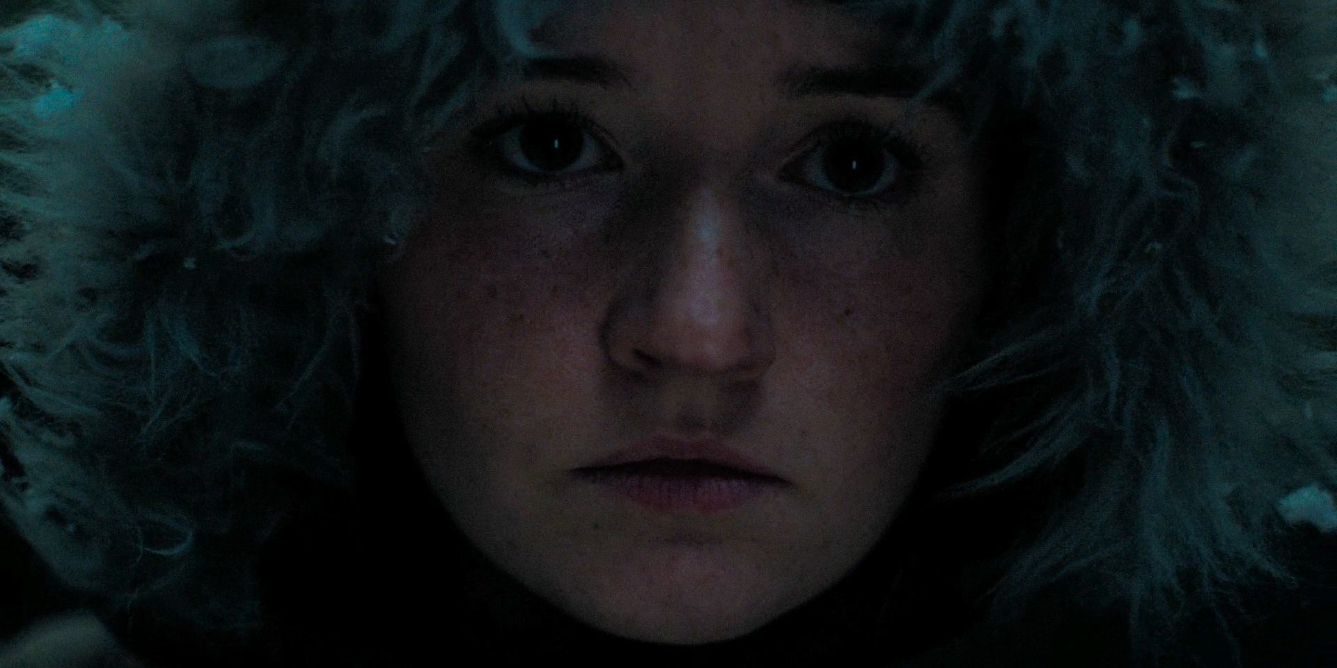 Abby (Kaitlyn Dever) entre en scène.