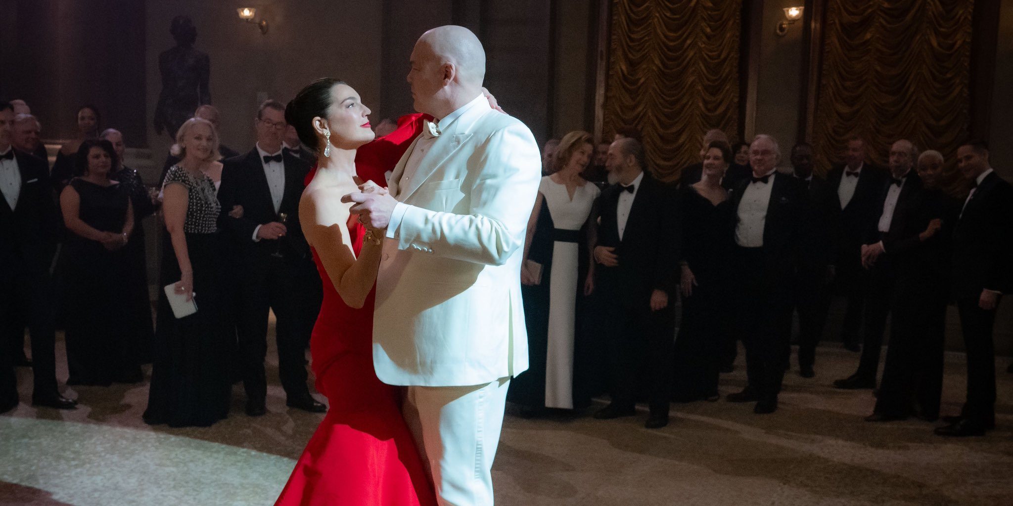 Wilson Fisk et Vanessa dansent dans Daredevil: Born Again.