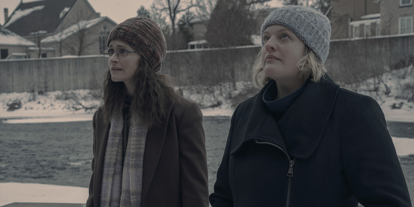Alexis Bledel et Elisabeth Moss dans The Handmaid's Tale: La Servante Écarlate.