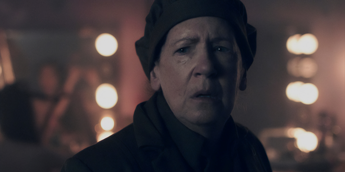 Tante Lydia (Ann Dowd) dans l'épisode 10 de la saison 2 de The Handmade's Tale: La Servante Écarlate, et grand final de la série.