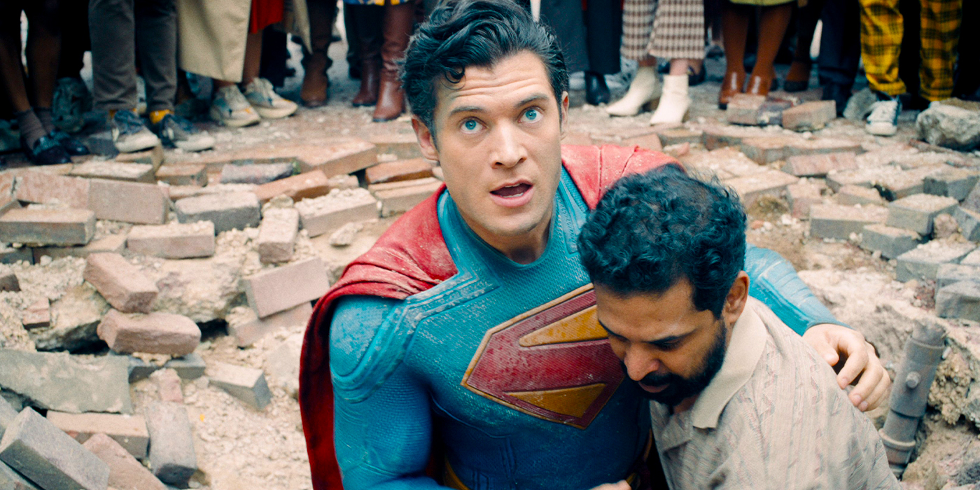 Superman (David Corenswet) aidé par un habitant de la ville.