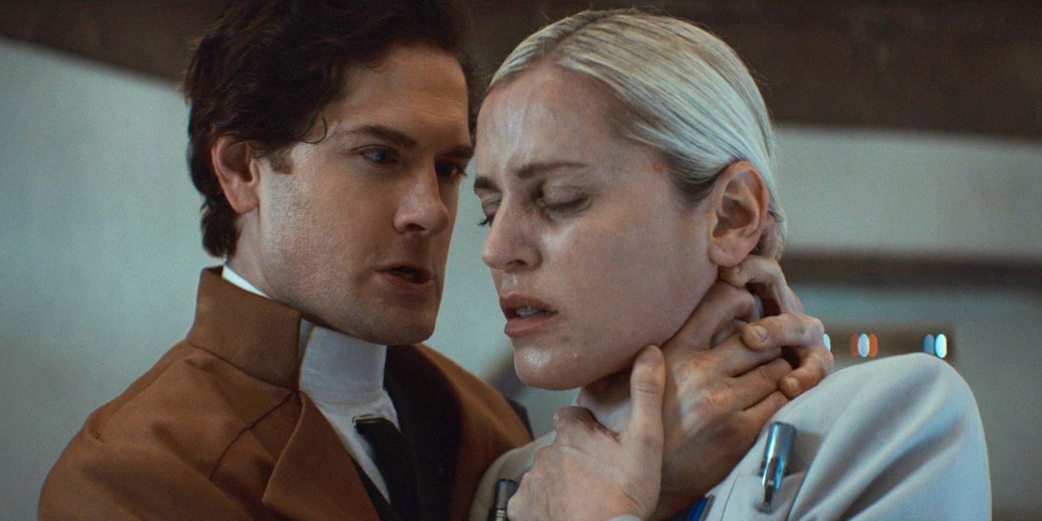 Les mains de Syril Karn (Kyle Soller) se resserrent autour du cou de Dedra Meero (Denise Gough).