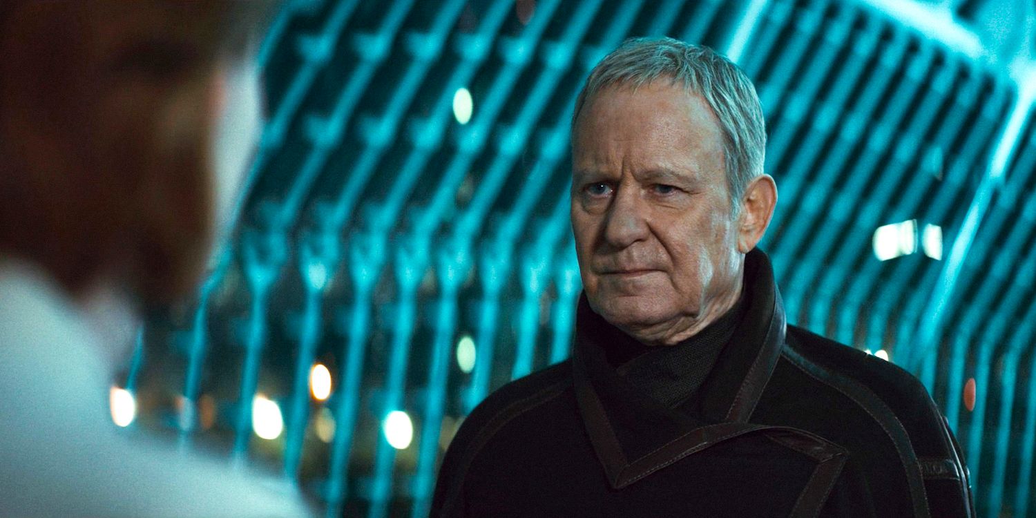 Mon Mothma claque comme un coup de feu dans le silence de la place, face à un Luthen (Stellan Skarsgård).