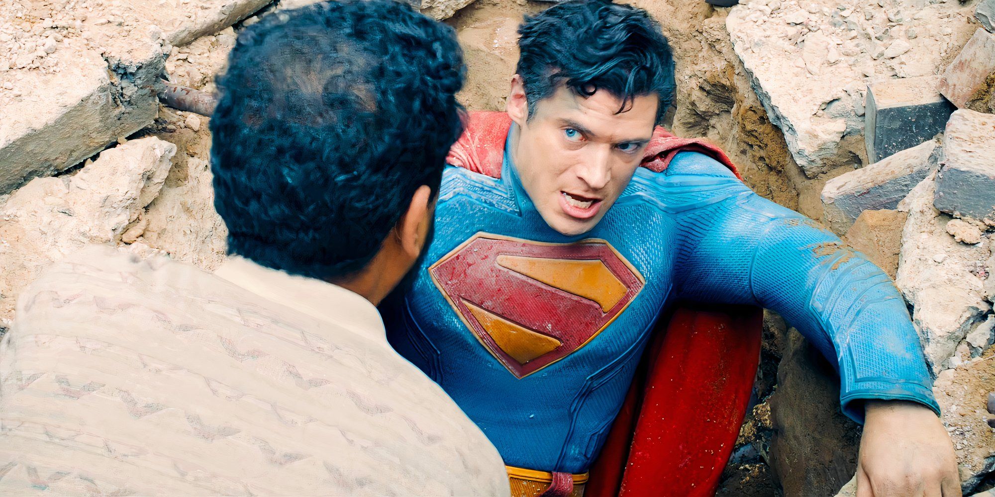 Superman (David Corenswet) aidé par un civil.