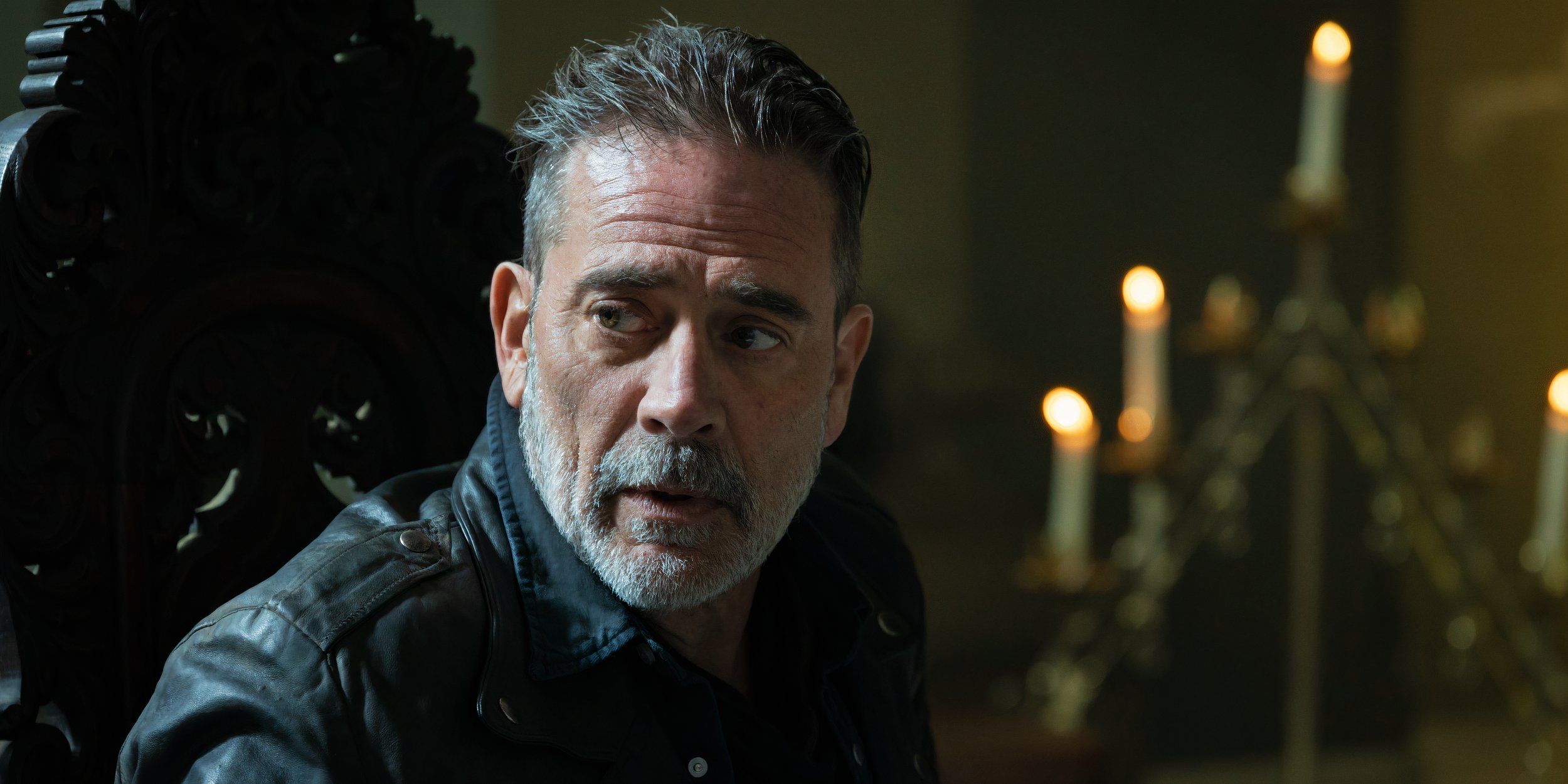 Jeffrey Dean Morgan dans le rôle de Negan, l'air inquiet dans The Walking Dead: Dead City, saison 2.
