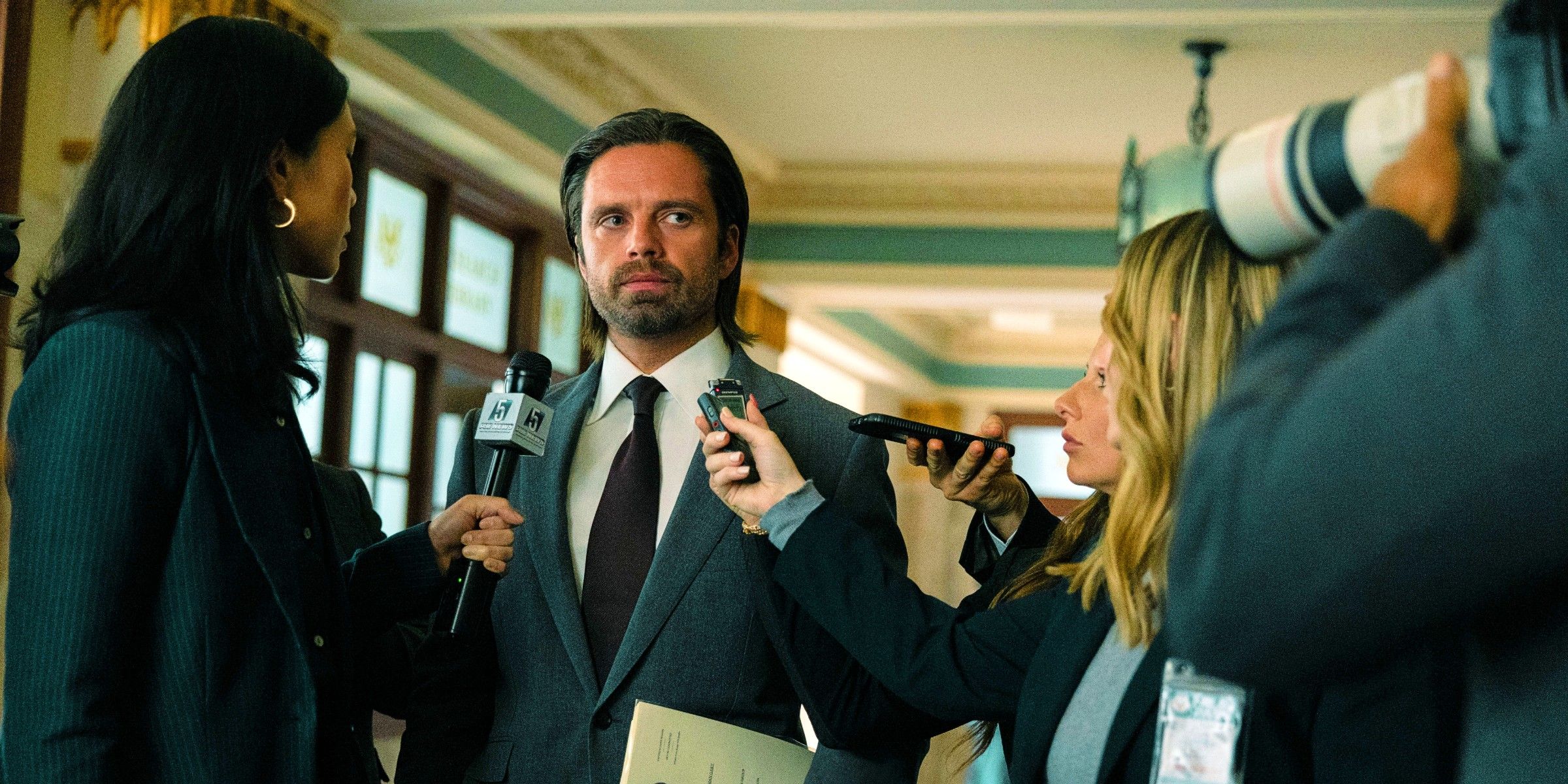 Bucky (Sebastian Stan), député de Brooklyn.