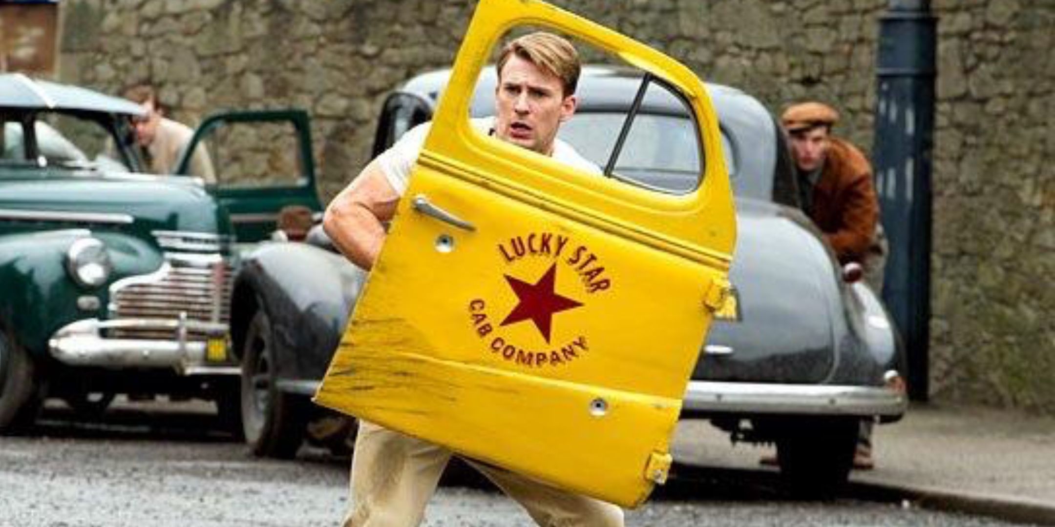 Steve Rogers se sert d'une porte de voiture comme bouclier dans Captain America: First Avenger.