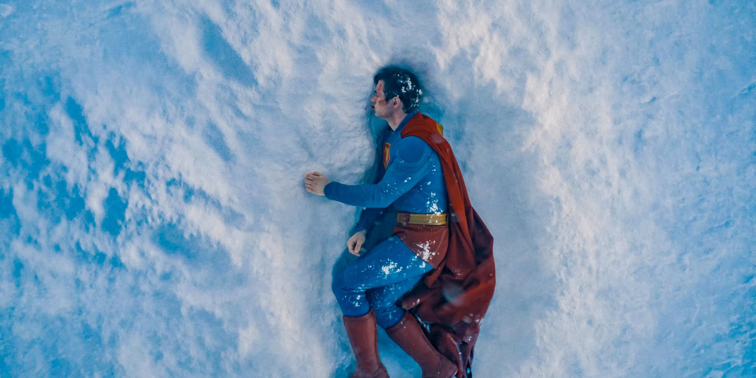 Superman blessé, allongé sur le sol de la banquise arctique.