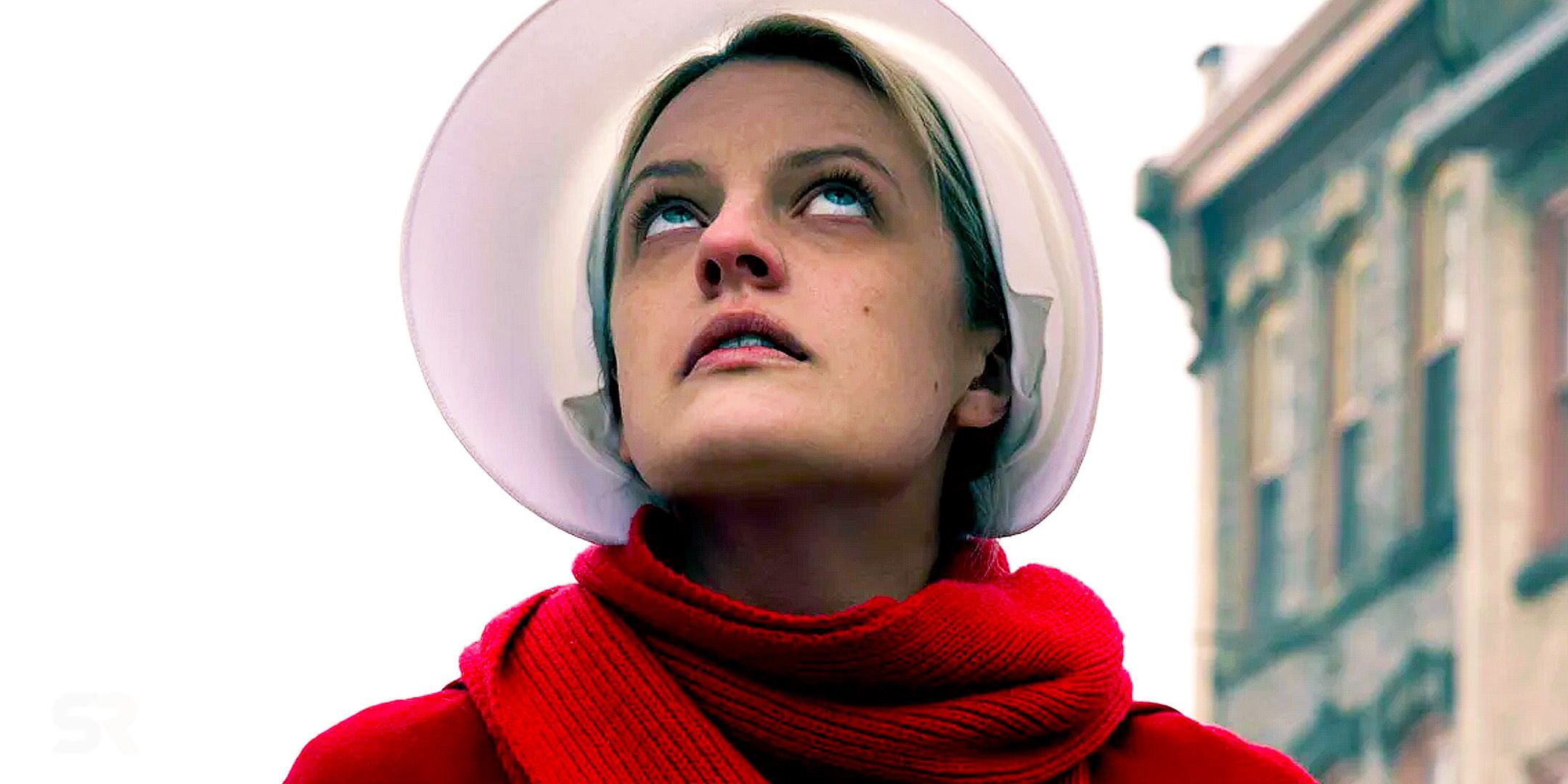 June (Elisabeth Moss) regarde le ciel dans la saison 6 de The Handmaid’s Tale : La Servante écarlate.