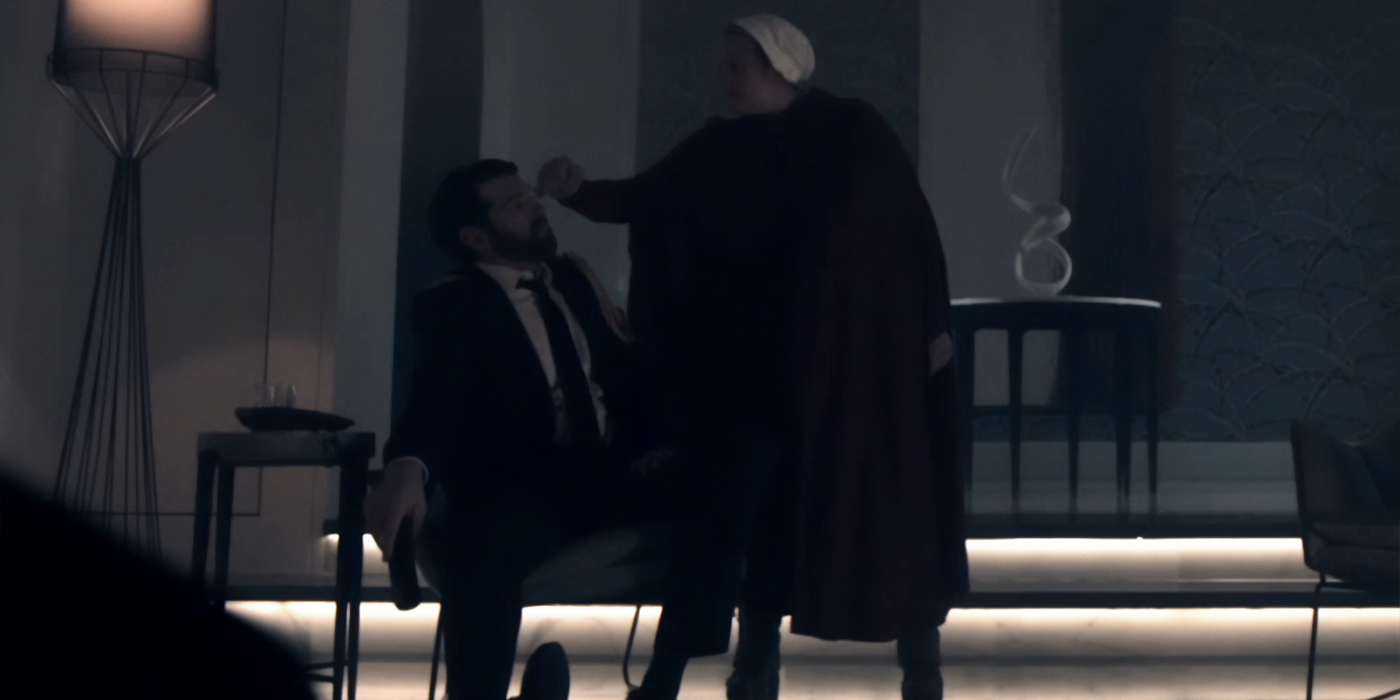 June (Elisabeth Moss) venge Janine en poignardant l'œil du Commandant Bell (Timothy Simons).