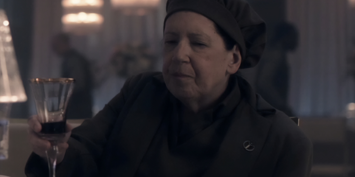 Tante Lydia (Ann Dowd), dans l'épisode 8 de la saison 6 de The Handmaid’s Tale : La Servante écarlate.