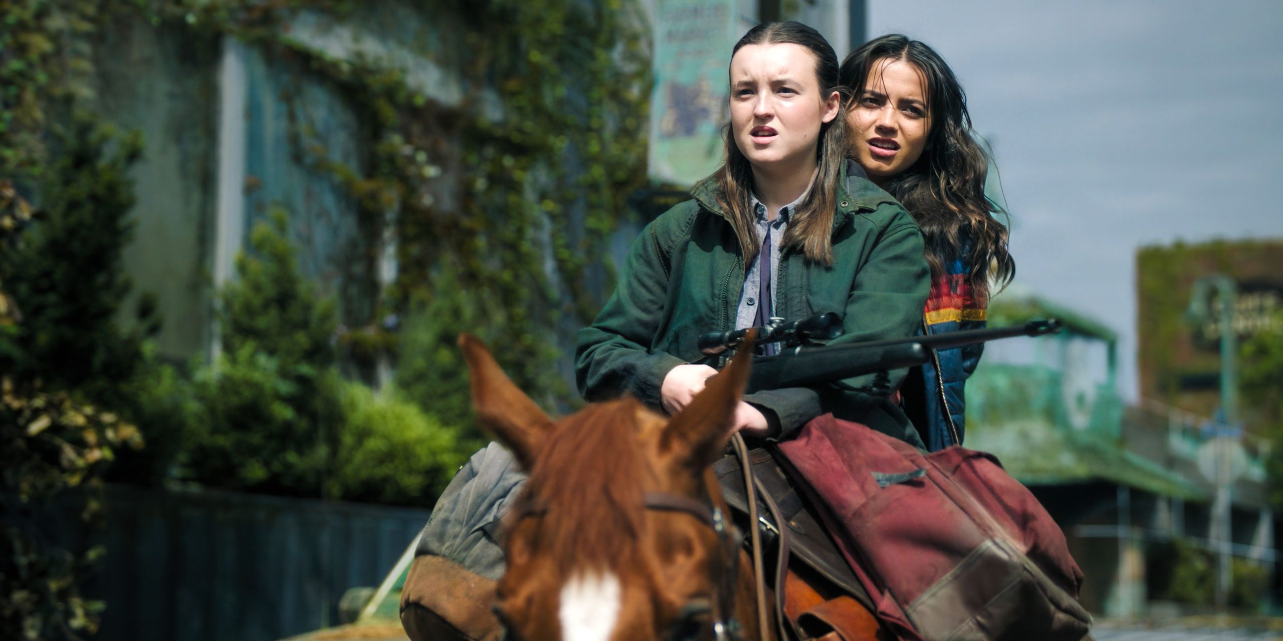 Ellie (Bella Ramsey) et Dina (Isabella Merced) à cheval dans la saison 2 de The Last of Us.