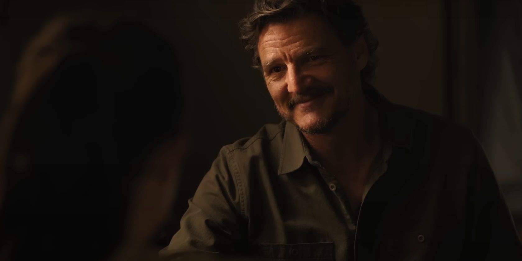 Joel (Pedro Pascal) de retour dans un flashback d'Ellie (Bella Ramsey) dans l'épisode 5 de The Last of Us.