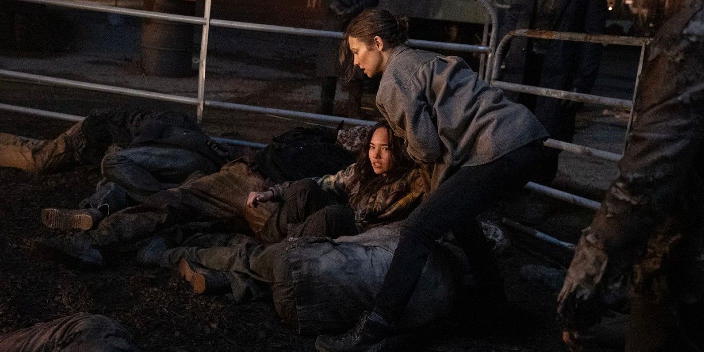 Ginny (Mahina Napoleon) et Maggie (Lauren Cohan) se battent pour échapper à une fosse de rôdeurs dans The Walking Dead: Dead City.