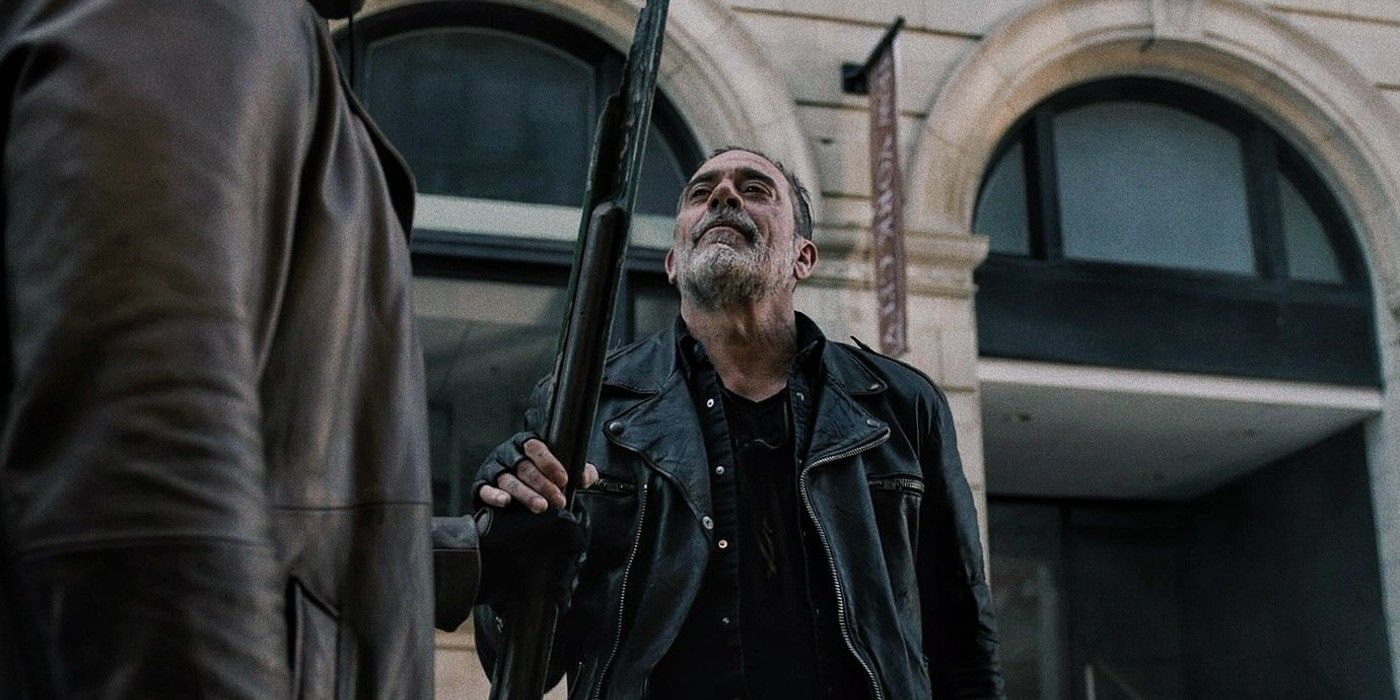 Negan (Jeffrey Dean Morgan) reçoit un fusil dans The Walking Dead : Dead City.
