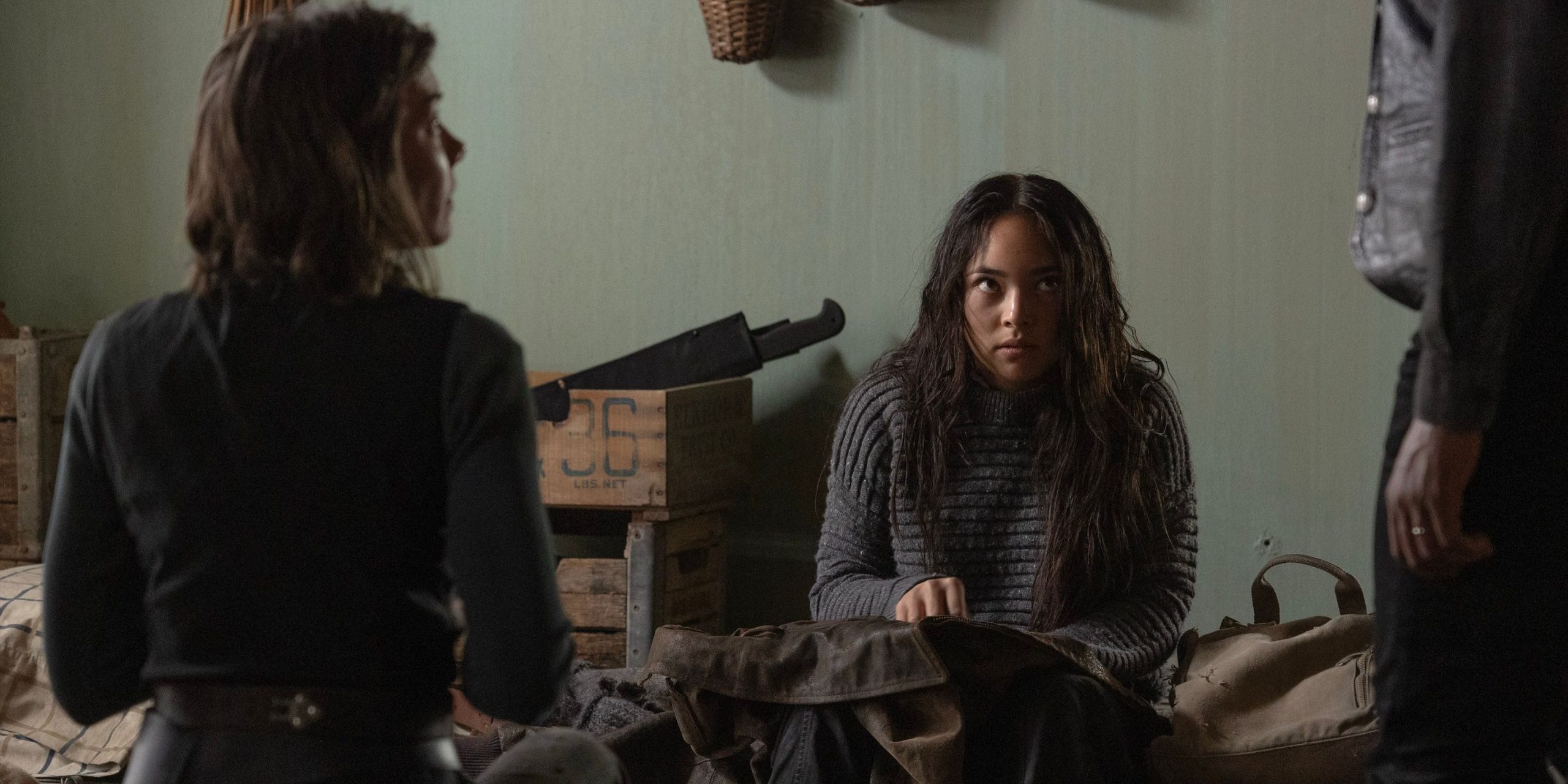 Ginny assise en face de Maggie Rhee dans l'épisode 4 de la saison 2 de The Walking Dead : Dead City.