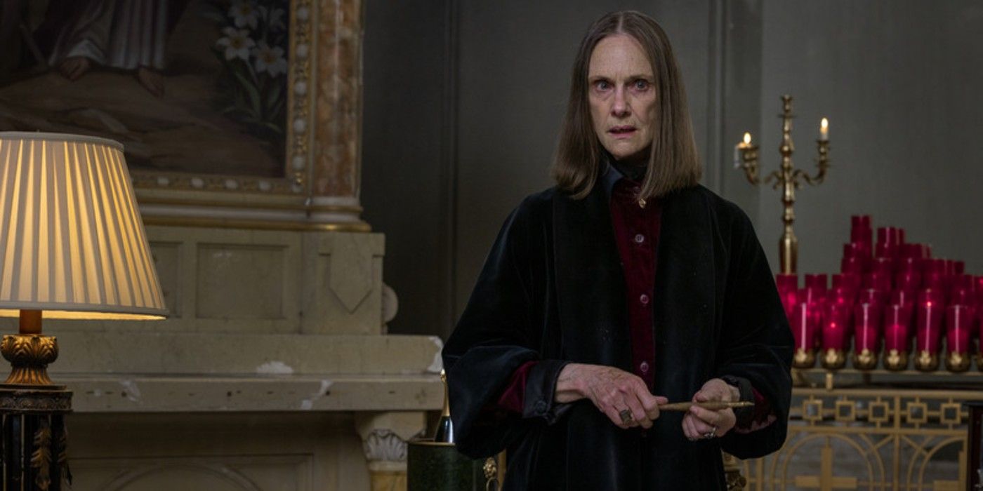 La Dama ( (Lisa Emery) dans l'église abandonnée.