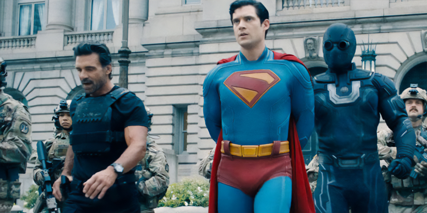 Superman arrêté par Rick Flag Sr. et Utraman.