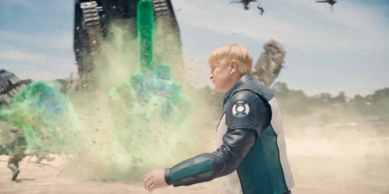 Guy Gardner utilisant les pouvoirs de son anneau de Green Lantern à sa manière.