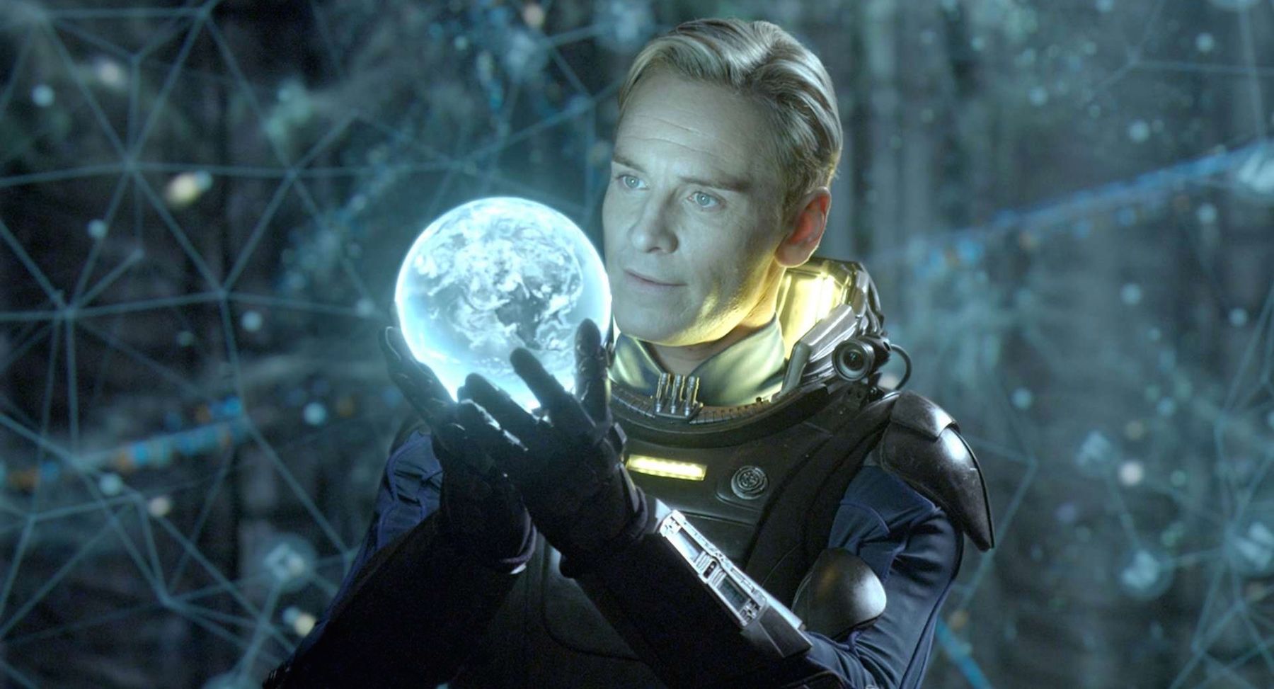 Michael Fassbender est David dans Prometheus.
