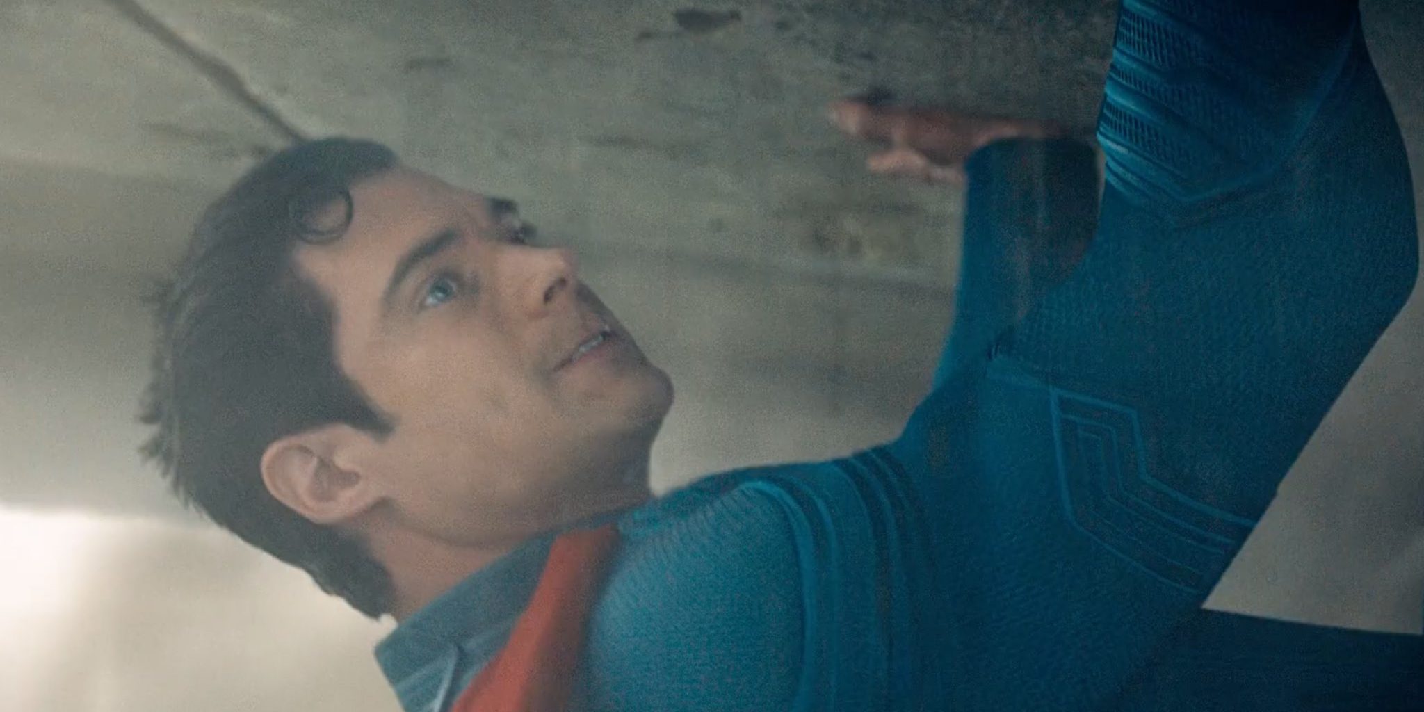 Superman empêchant un immeuble de s'écrouler.