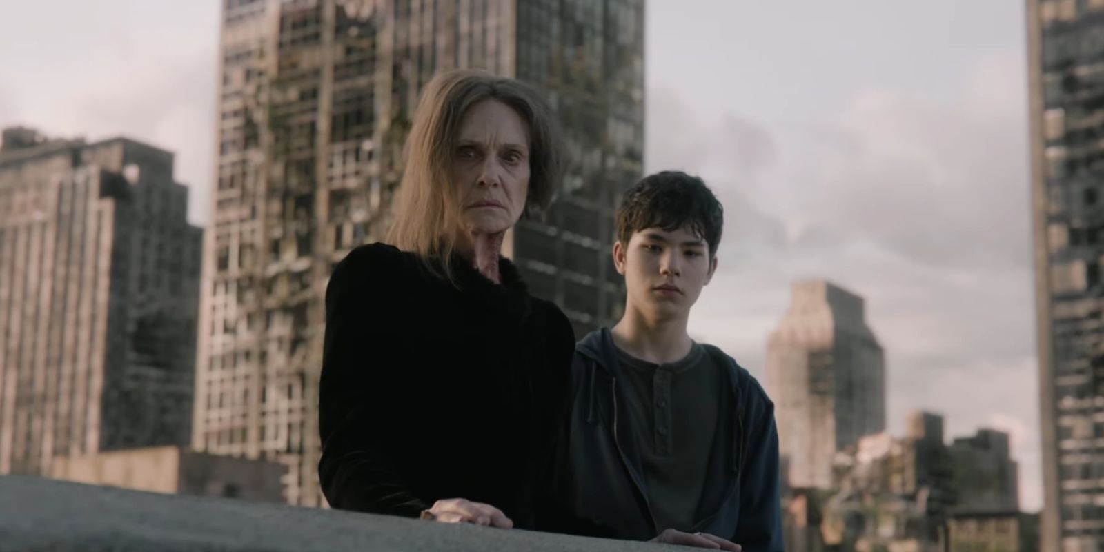 La Dama (Lisa Emery) et Hershel (Logan Kim) dans le final de la saison 2 de The Walking Dead: Dead City.