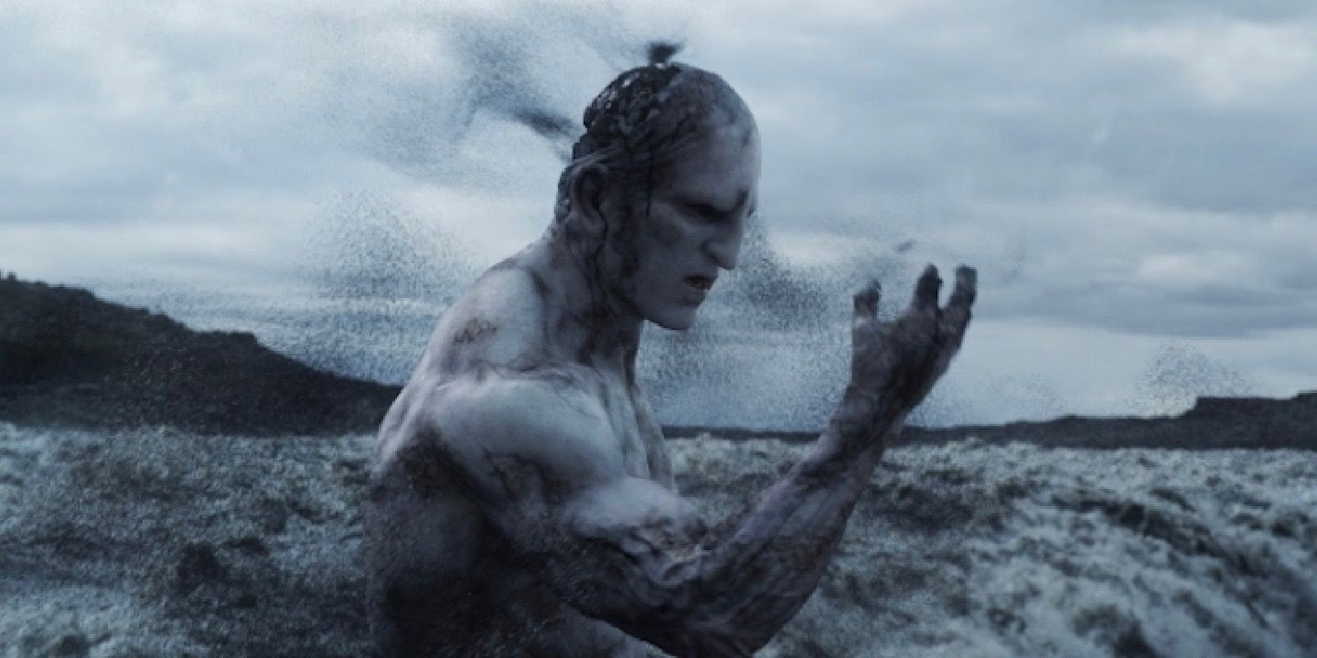 L'ingénieur se désintègre après avoir absorbé le liquide noir dans Prometheus.
