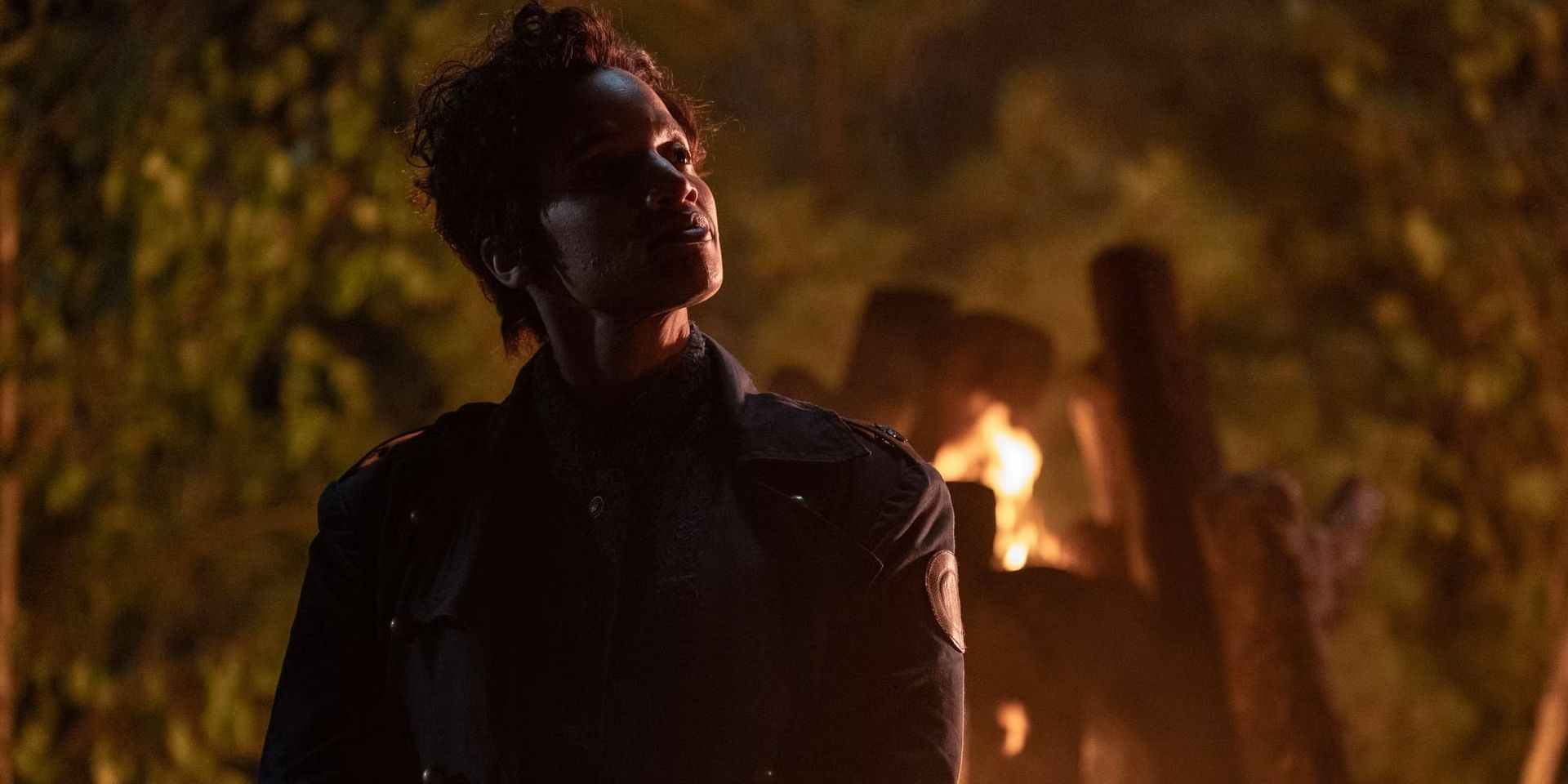 Le commandant Narvaez devant un feu dans The Walking Dead : Dead City saison 2, épisode 5