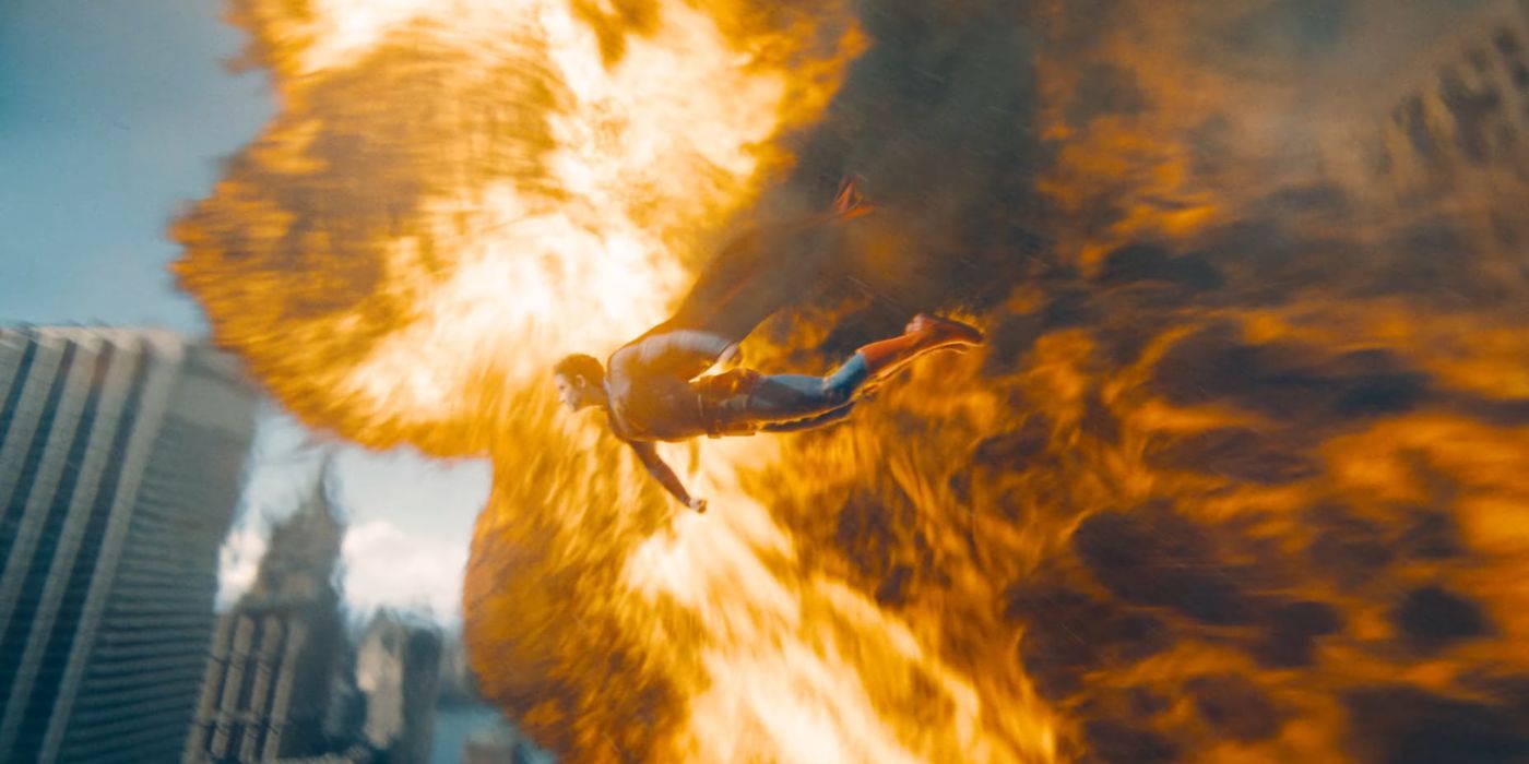 Superman volant à travers les flammes du kaïju.