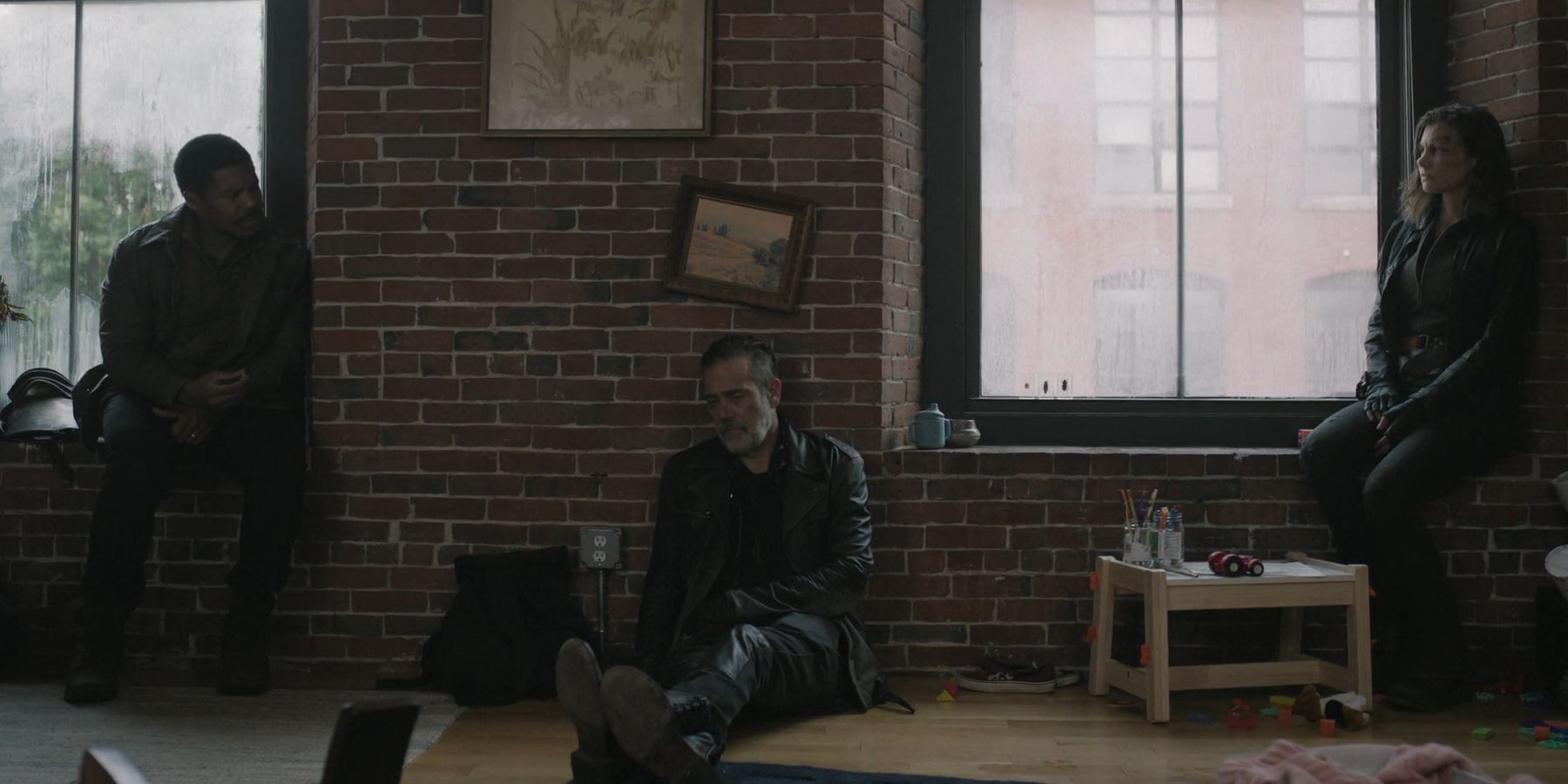 Perlie Armstong (Gaius Armstrong), Negan (Jeffrey Dean Morgan), Maggie (Lauren Cohan) assis ensemble dans The Walking Dead : Dead City saison 2.