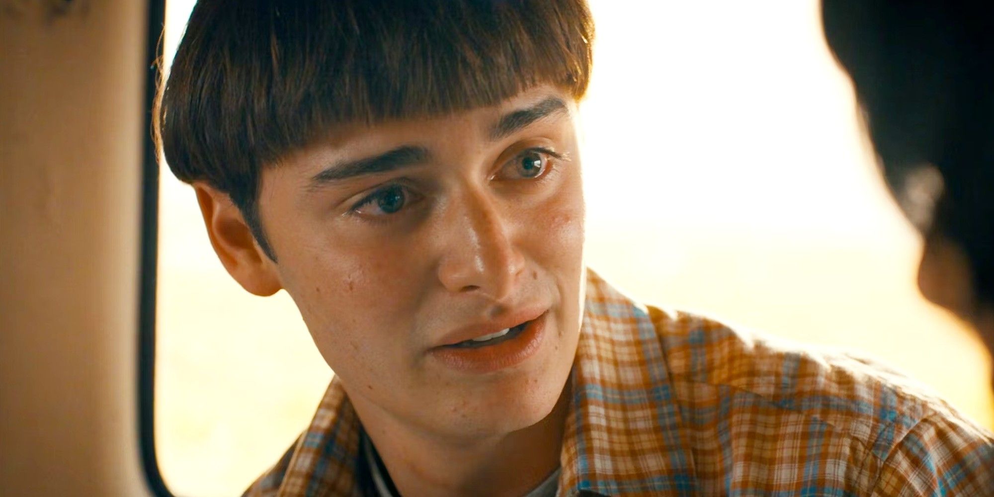 Noah Schnapp dans le rôle de Will Byers regardant Mike Wheeler dans la saison 4 de Stranger Things sur Netflix.