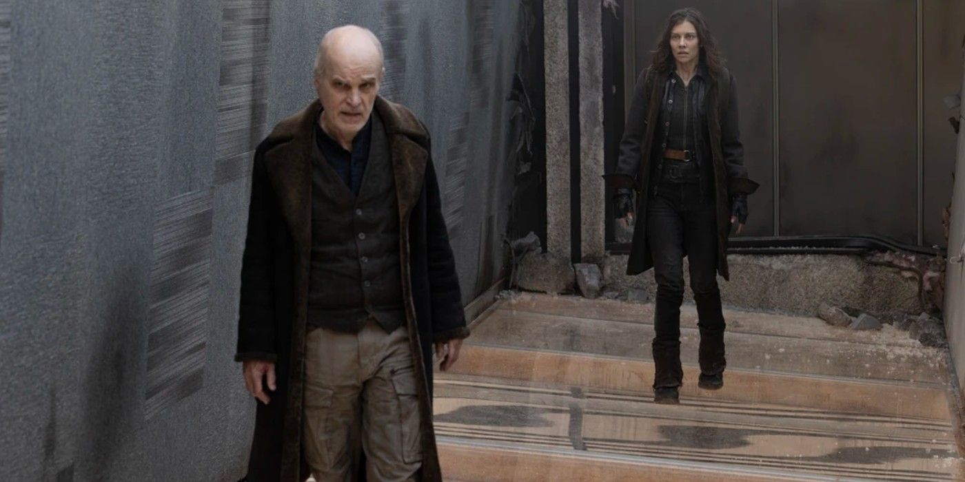 Le Croate (Zeljko Ivanek) et Maggie (Lauren Cohan) traversant un pont de verre dans The Walking Dead : Dead City.