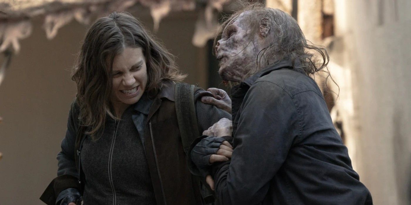Maggie (Lauren Cohan) attaquée par un rôdeur dans The Walking Dead : Dead City.