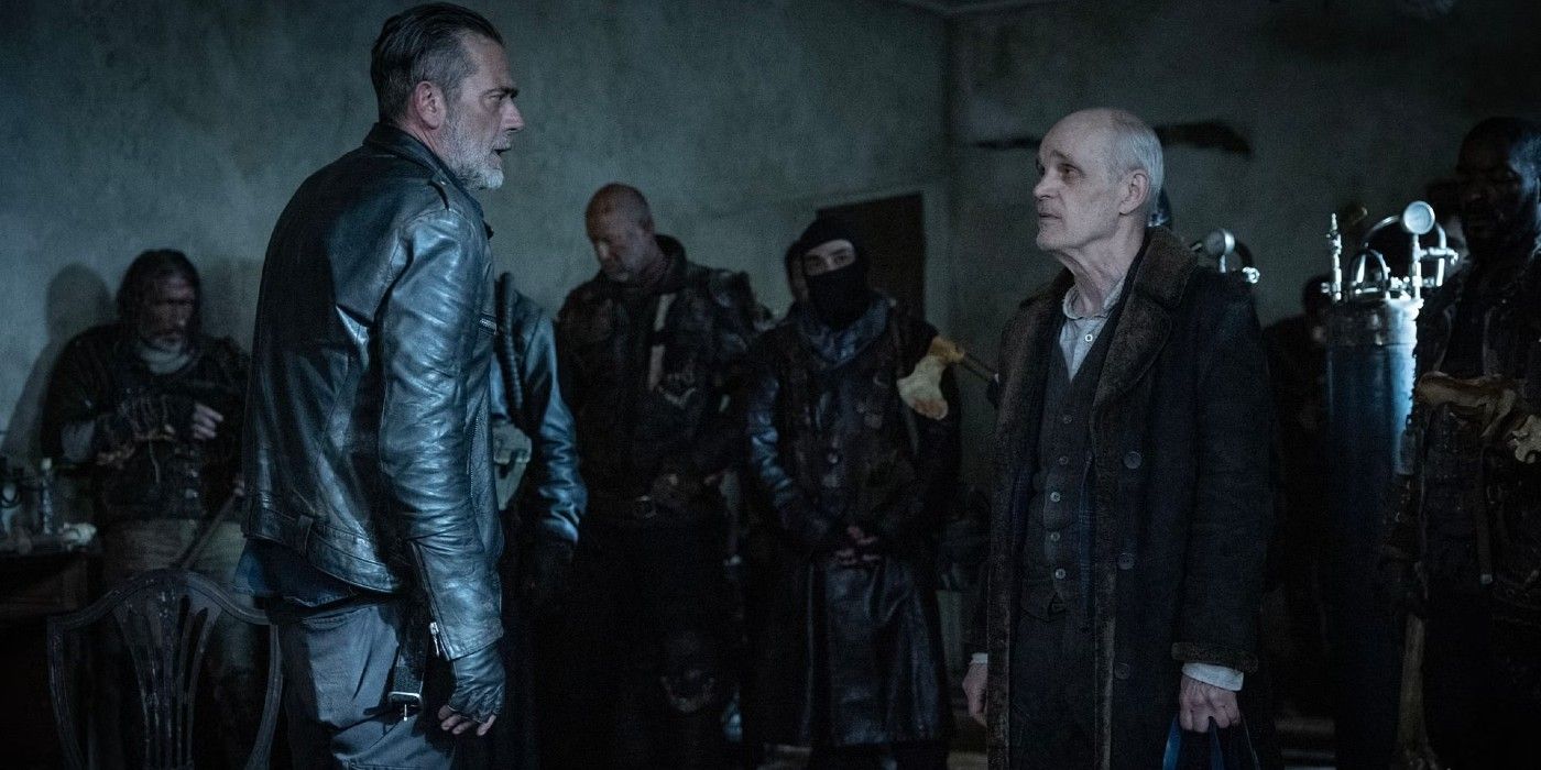 Negan (Jeffrey Dean Morgan) regarde avec colère le Croate (Željko Ivanek) dans The Walking Dead : Dead City saison 2.
