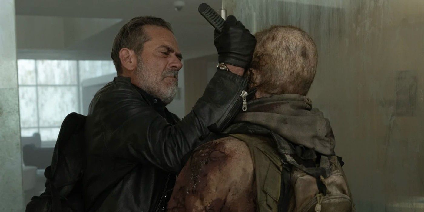 Negan (Jeffrey Dean Morgan) poignarde un rôdeur dans la tête dans The Walking Dead : Dead City.