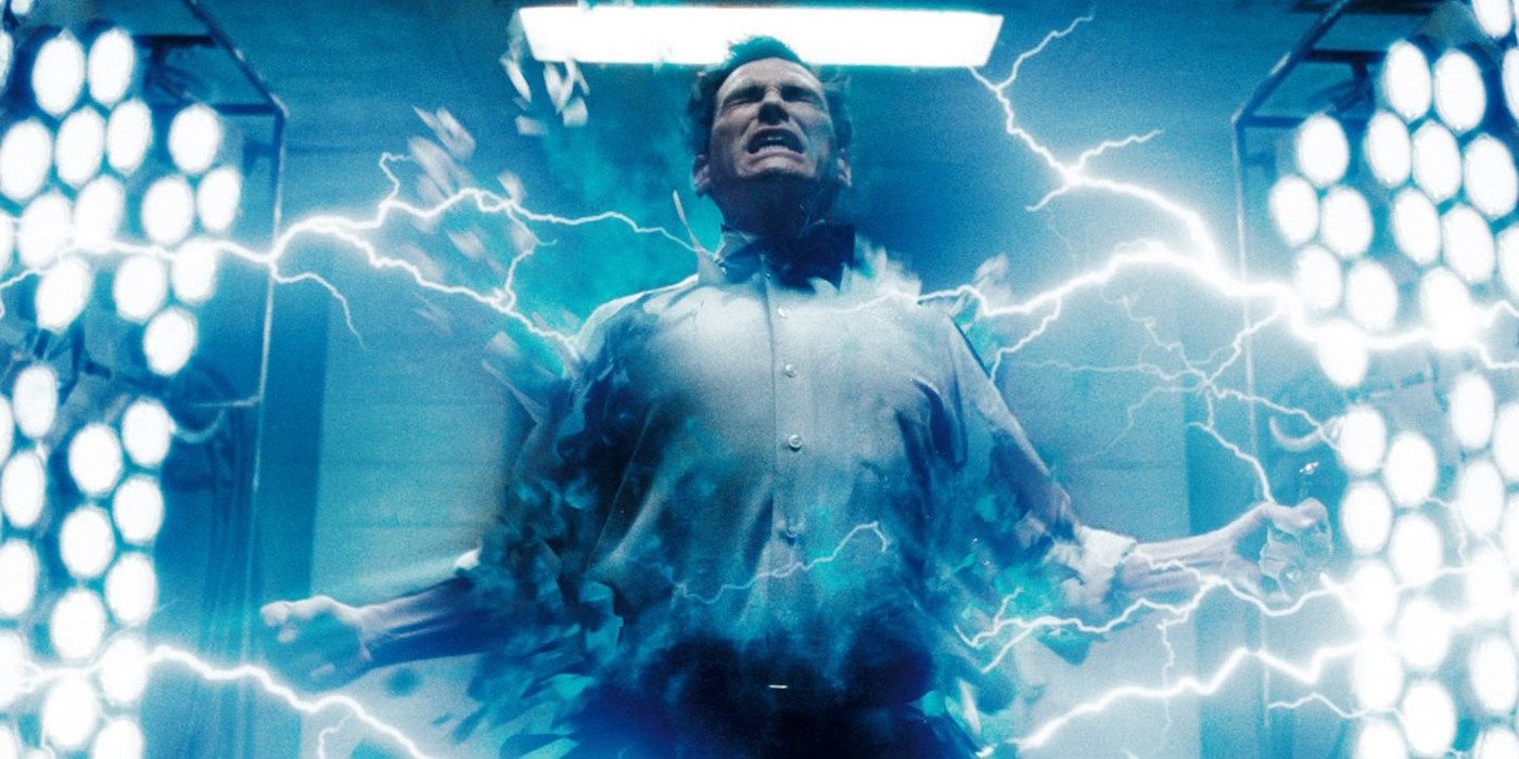 Jonathan Osterman (Billy Crudup) devient Dr Manhattan dans Watchmen.