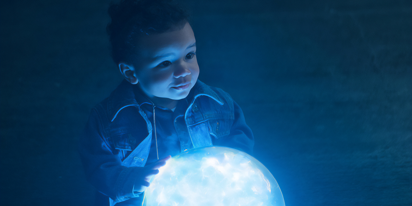 Daniel encore bébé, tient un orbe lumineux dans la saison 2 de Sandman.