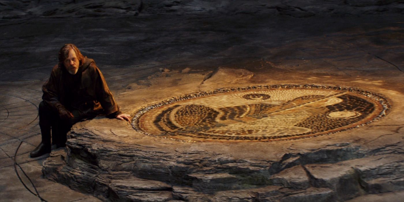 Luke Skywalker (Mark Hamill) dans le temple Jedi, avec la mosaïque du Premier Jedi.