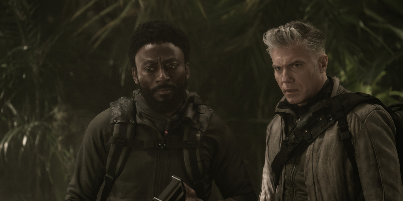 Babs Olusanmokun dans le rôle du Dr MíBenga et Anson Mount dans le rôle du Capitaine Pike dans la saison 3, épisode 3 de Strange New Worlds en streaming sur Paramount+.