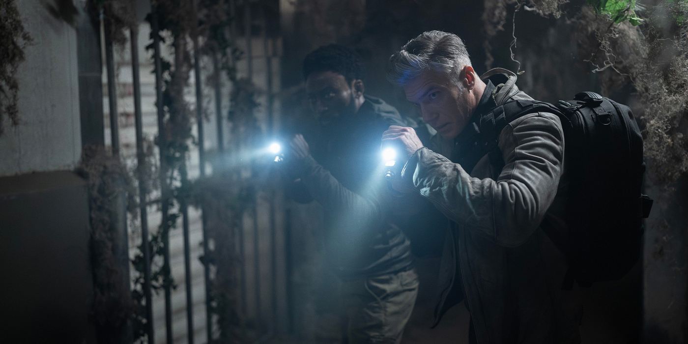 Babs Olusanmokun dans le rôle du Dr MBenga et Anson Mount dans le rôle du Capitaine Pike dans l'épisode 3 de la saison 3 de Strange New Worlds.