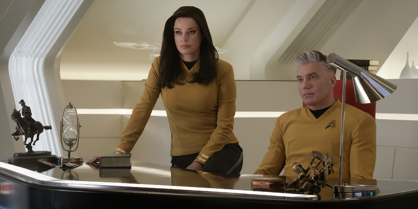  Rebecca Romijn dans le rôle d'Una et Anson Mount dans le rôle du capitaine Pike dans l'épisode 4 de la saison 3 de Strange New Worlds.