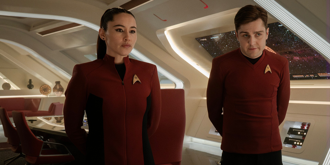 Christina Chong dans le rôle de La'an et Martin Quinn dans le rôle de Scotty dans l'épisode 4 de la saison 3 de Strange New Worlds.