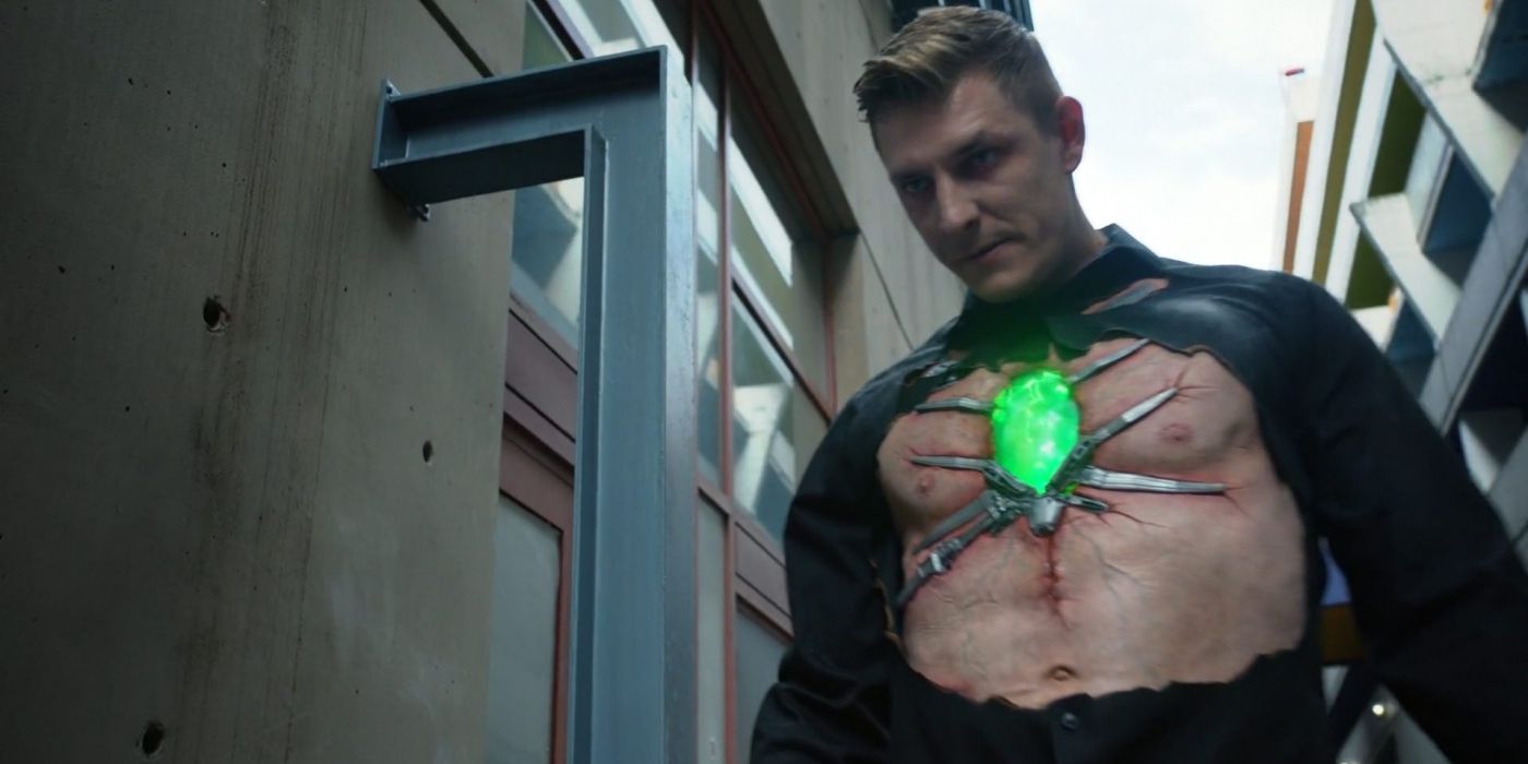 Frederick Schmidt est John Corben, alias Metallo, dans la série Supergirl.