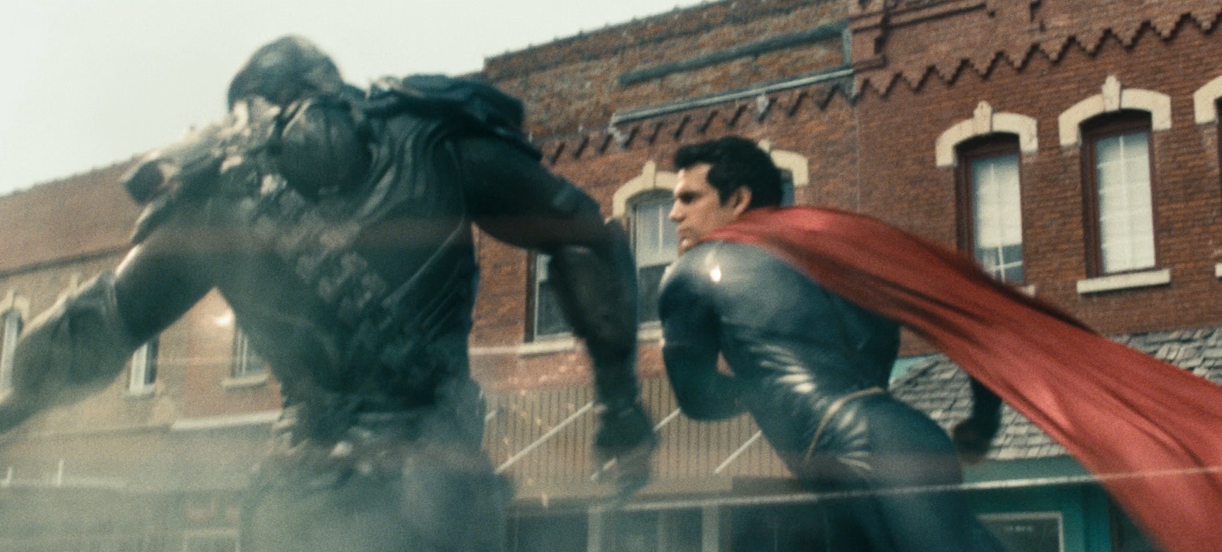 Superman combat un soldat kryptonnien dans Man of Steel.