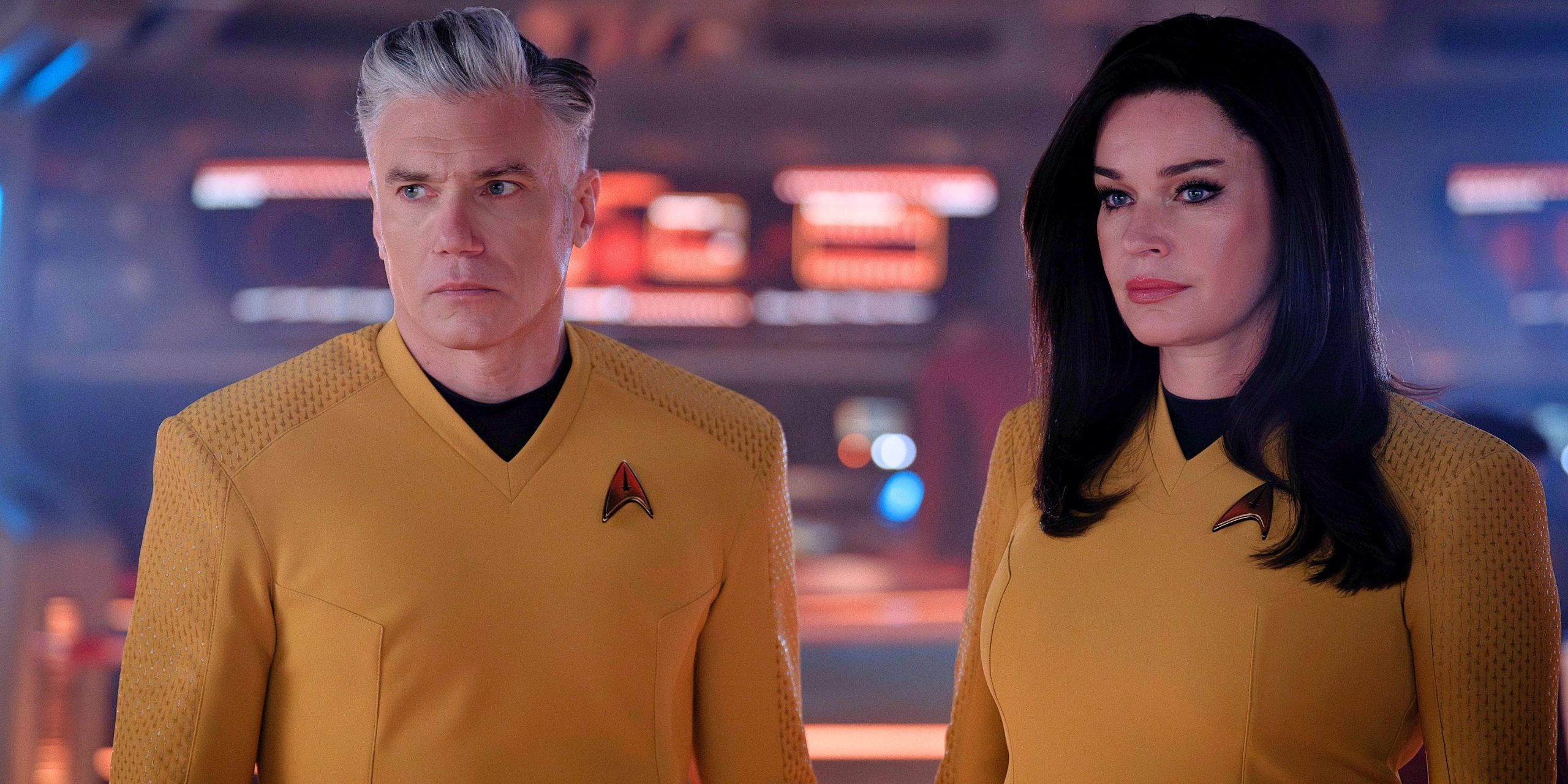 Le capitaine Christopher Pike et Numéro Un Una Chin Riley sur la passerelle dans Star Trek: Strange New Worlds.