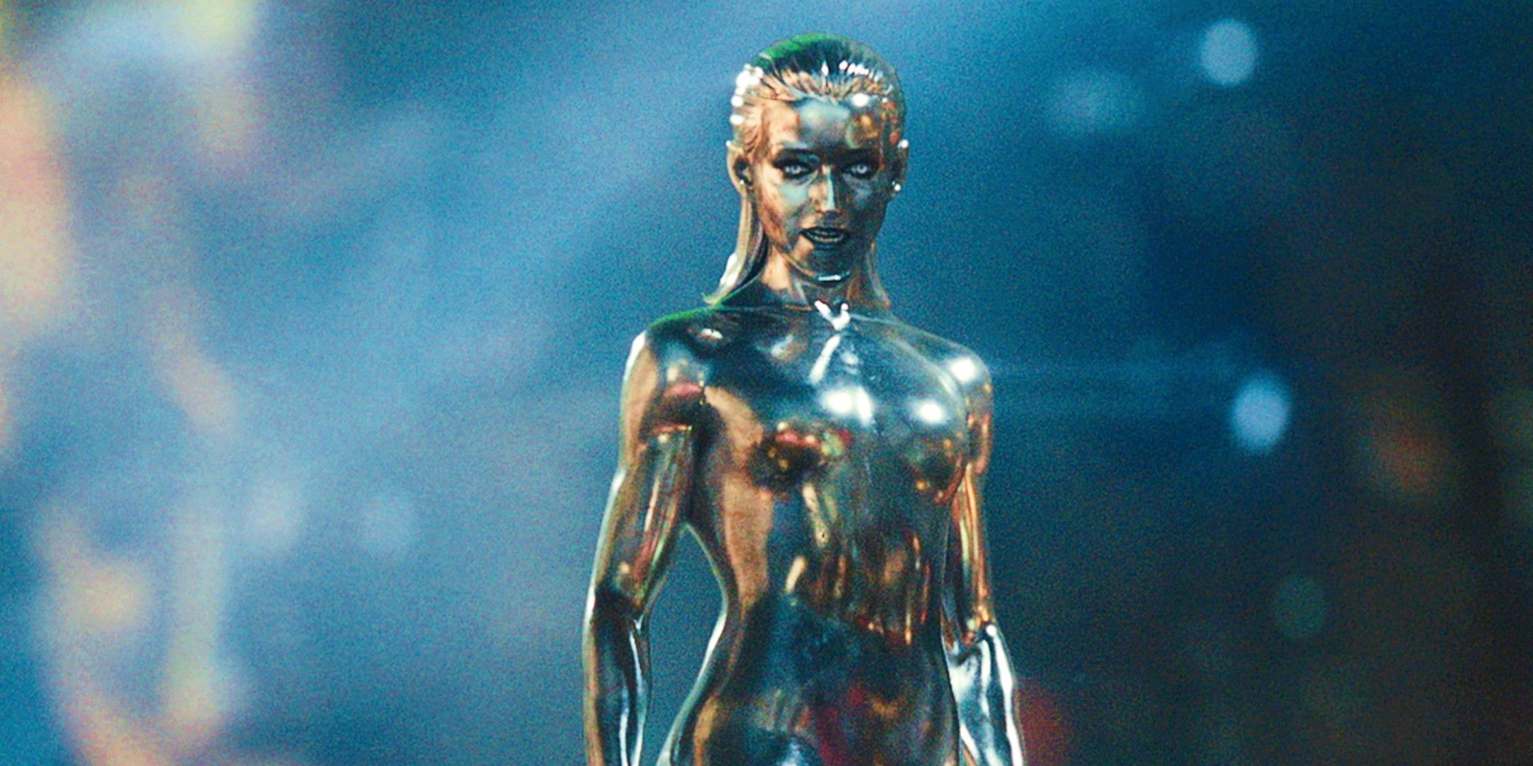 Julia Garner est Shalla-Bal, alias la Silver Surfer dans les Quatre Fantastiques : Premiers Pas.