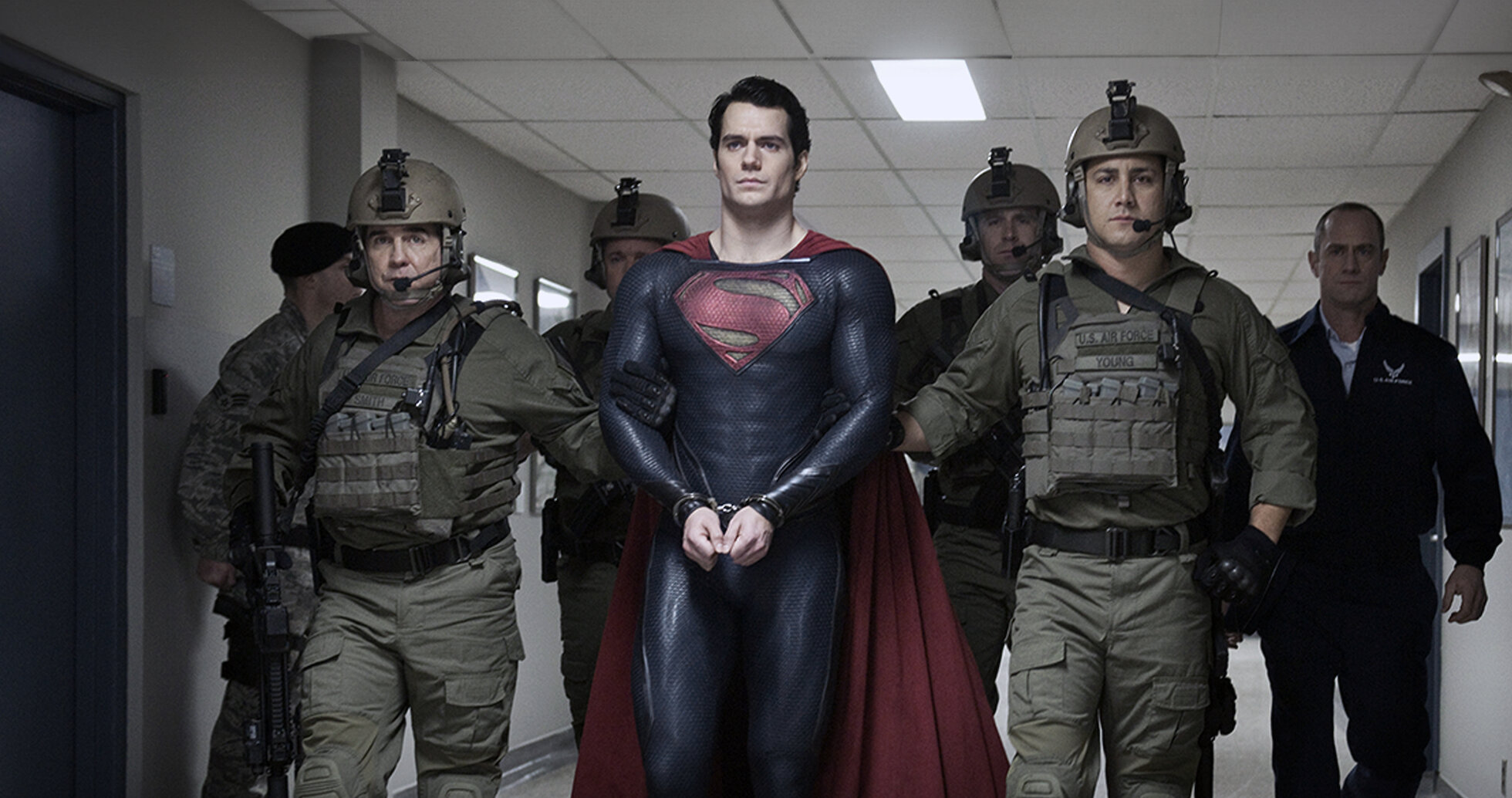 Superman (Henry Cavill) fait prisonnier par le gouvernement des États-Unis dans Man of Steel.