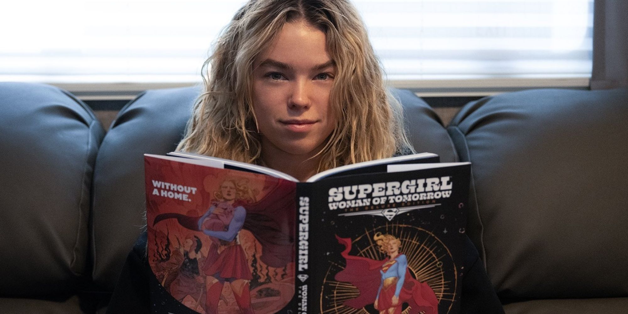Milly Alcock lisant Supergirl: Woman of Tomorrow.