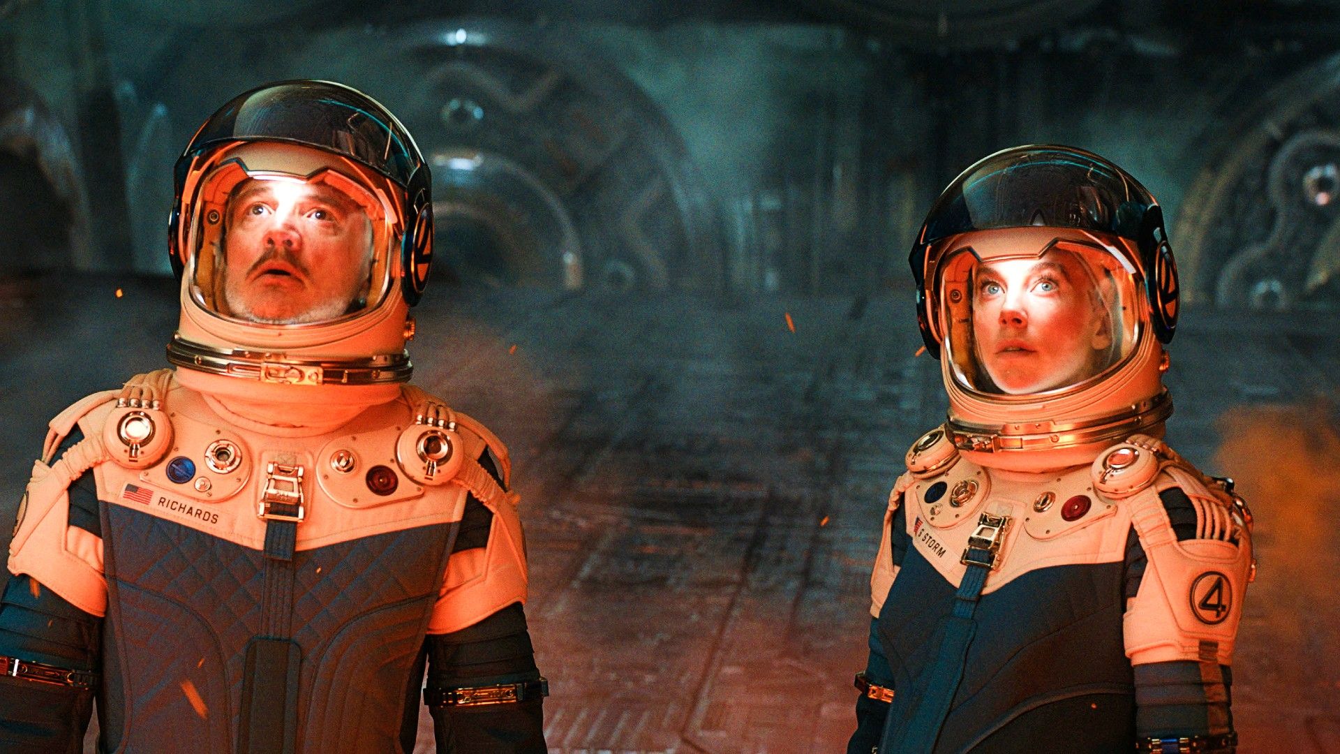 Pedro Pascal est Reed Richards, et Vanessa Kirby est Sue Storm dans Les Quatre Fantastiques: : Premiers Pas.
